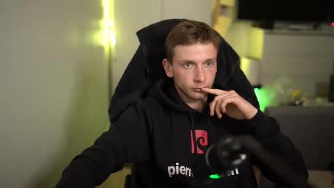 Snapshot of nicramga chatting on 11.20.25 nicramga online show from 11.20.25