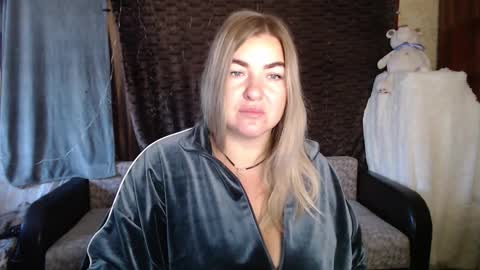 Snapshot of nikaskylink chatting on 10.14.25 Nika online show from 10.14.25