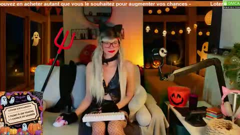 Snapshot of nikki_goldberg chatting on 10.30.25 Kitty Chatte online show from 10.30.25