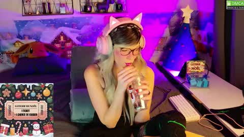 Snapshot of nikki_goldberg chatting on 12.17.25 Kitty Chatte online show from 12.17.25