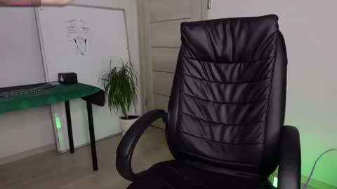 Snapshot of nikki_hard chatting on 12.18.24 nikki online show from 12.18.24