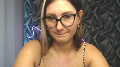 Snapshot of nikkikiss___ chatting on 06.25.26 nikkikiss___ online show from 06.25.26