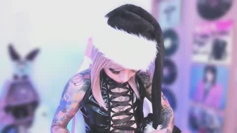 Snapshot of nikkiramone chatting on 12.19.25 Nikki Ramone online show from 12.19.25