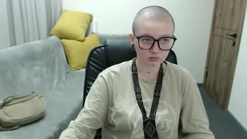 Snapshot of nikkysnow chatting on 09.10.25 nikkysnow online show from 09.10.25