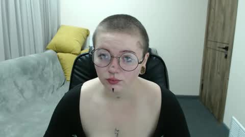 Snapshot of nikkysnow chatting on 10.03.25 nikkysnow online show from 10.03.25