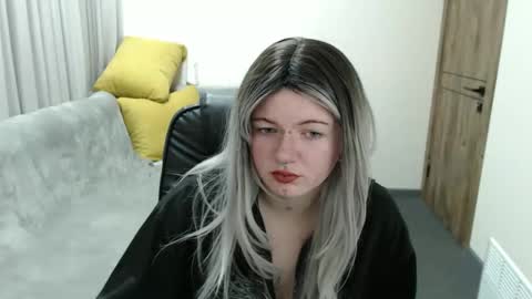 Snapshot of nikkysnow chatting on 10.18.25 nikkysnow online show from 10.18.25