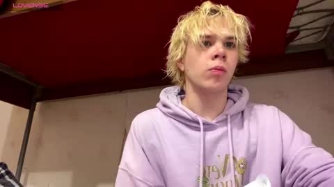 Snapshot of nikolasbucks chatting on 12.13.25 nikolasbucks online show from 12.13.25