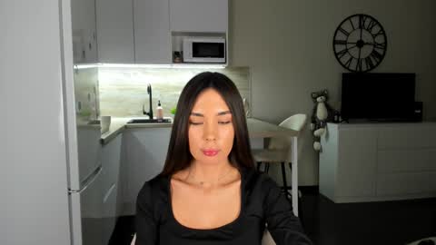 Snapshot of nilliluv chatting on 12.20.24 Bella online show from 12.20.24