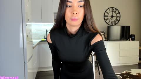 Snapshot of nilliluv chatting on 12.25.24 Bella online show from 12.25.24