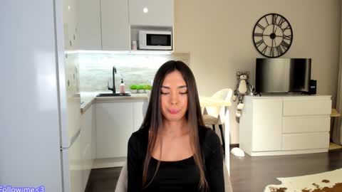 Snapshot of nilliluv chatting on 01.26.25 Bella online show from 01.26.25