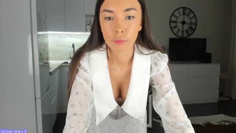 Snapshot of nilliluv chatting on 02.28.25 Bella online show from 02.28.25
