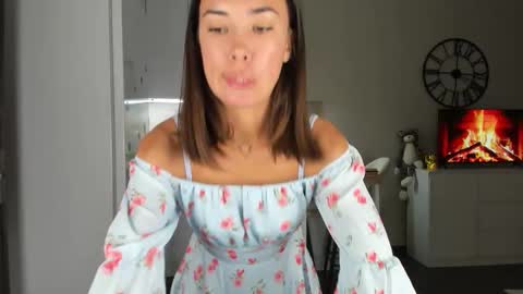Snapshot of nilliluv chatting on 09.26.25 Bella online show from 09.26.25