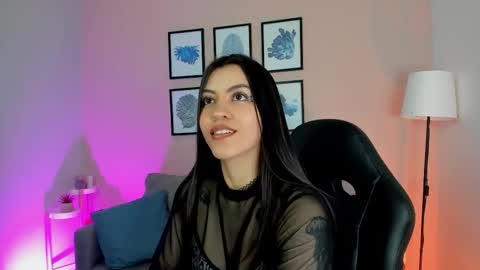 Snapshot of nina__dixon chatting on 11.28.25 Nina online show from 11.28.25