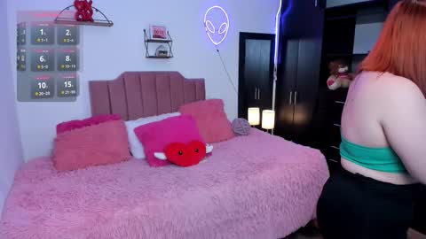 Snapshot of ninacurves chatting on 02.24.26 Nina online show from 02.24.26