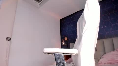 Snapshot of ninaevanss chatting on 01.21.25 Alisson online show from 01.21.25