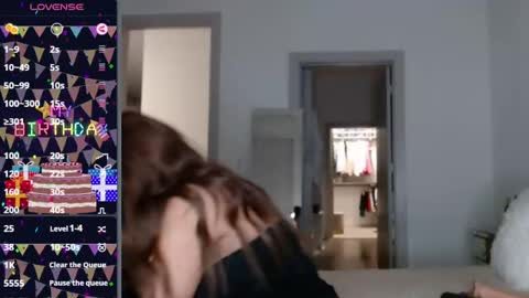 Snapshot of noelles chatting on 12.21.24 Noelles online show from 12.21.24