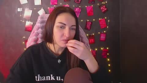 Snapshot of nora_n chatting on 12.04.25 Nora online show from 12.04.25