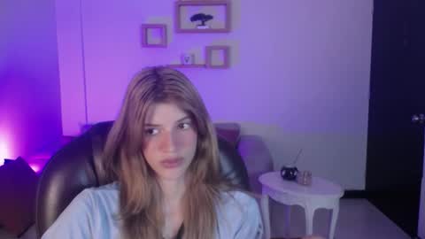 Snapshot of nora_vennucci chatting on 02.08.25 Nora online show from 02.08.25