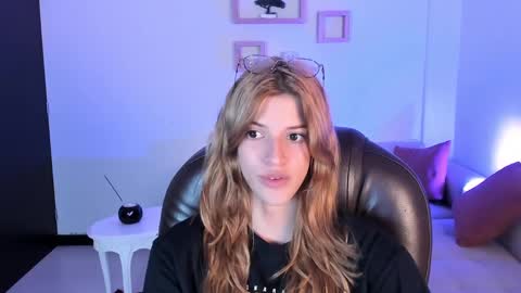 Snapshot of nora_vennucci chatting on 02.11.25 Nora online show from 02.11.25