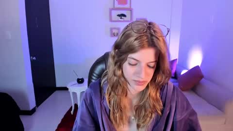 Snapshot of nora_vennucci chatting on 02.12.25 Nora online show from 02.12.25