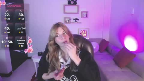 Snapshot of nora_vennucci chatting on 02.18.25 Nora online show from 02.18.25