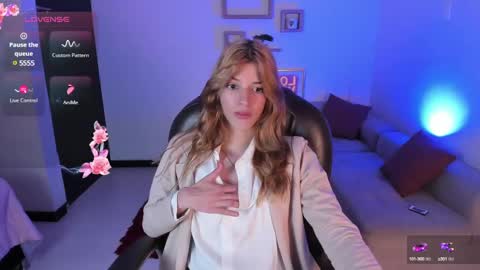 Snapshot of nora_vennucci chatting on 02.20.25 Nora online show from 02.20.25