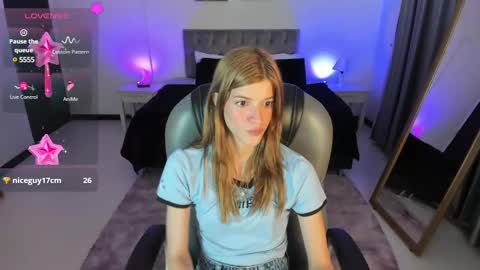 Snapshot of nora_vennucci chatting on 03.04.25 Nora online show from 03.04.25