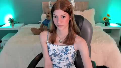 Snapshot of nora_vennucci chatting on 10.08.25 Nora online show from 10.08.25