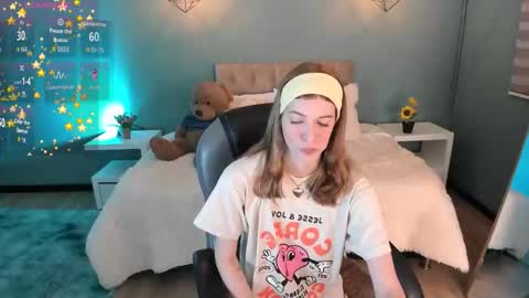 Snapshot of nora_vennucci chatting on 10.11.25 Nora online show from 10.11.25