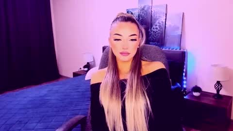 Snapshot of norasun chatting on 11.11.25 NoraSun online show from 11.11.25