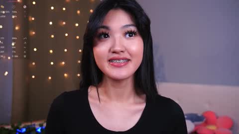 Snapshot of noreenbeckey chatting on 11.30.25 Nore online show from 11.30.25