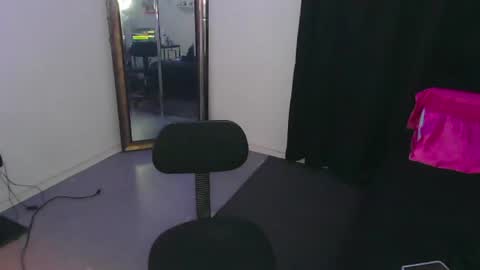 Snapshot of nouveauho3 chatting on 05.25.26 Nouveauho3 online show from 05.25.26