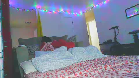 Snapshot of novaandducky chatting on 09.10.25 NovaAndDucky online show from 09.10.25