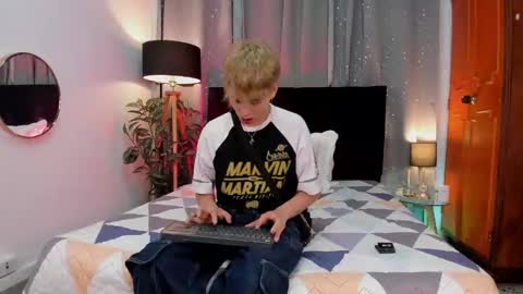Snapshot of novaybrian chatting on 01.09.25 NovayBrian online show from 01.09.25