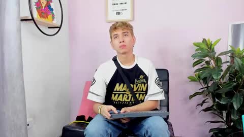 Snapshot of novaybrian chatting on 01.12.25 NovayBrian online show from 01.12.25