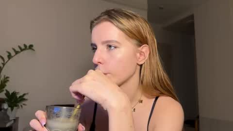 Snapshot of nura_foxx chatting on 12.17.25 nura_foxx online show from 12.17.25