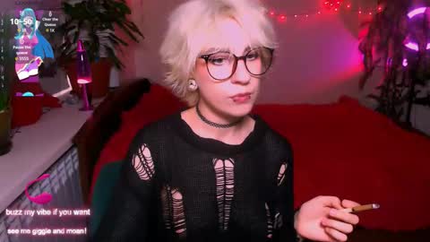 Snapshot of obedientt_ chatting on 09.19.25 Moonlight online show from 09.19.25