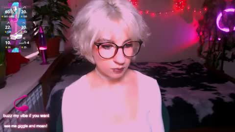 Snapshot of obedientt_ chatting on 09.22.25 Moonlight online show from 09.22.25