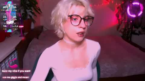 Snapshot of obedientt_ chatting on 10.01.25 Moonlight online show from 10.01.25