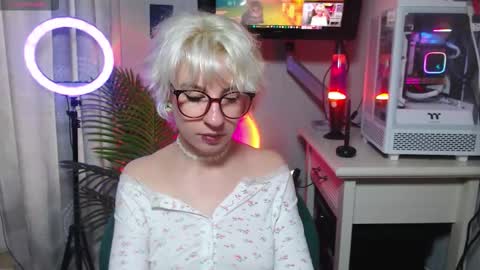 Snapshot of obedientt_ chatting on 10.14.25 Moonlight online show from 10.14.25