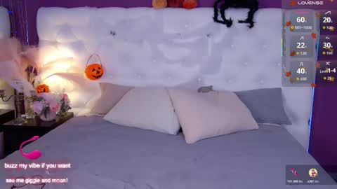 Snapshot of obedientt_ chatting on 10.28.25 Moonlight online show from 10.28.25