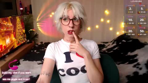 Snapshot of obedientt_ chatting on 12.03.25 Moonlight online show from 12.03.25