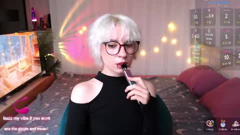 Snapshot of obedientt_ chatting on 12.04.25 Moonlight online show from 12.04.25