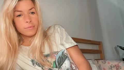 hi im Janasmall boobs big heart  warm pussy  online show from 04.11.26