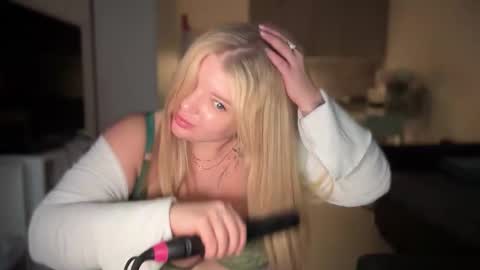 Snapshot of odriolsen chatting on 11.06.25 Odri online show from 11.06.25