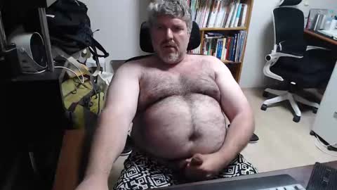 Woman message me men do not make demands and dont ask for pm only ladies. online show from 05.11.26