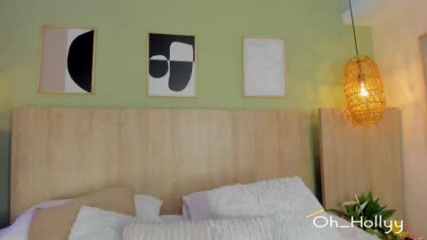 Snapshot of oh_hollyy chatting on 12.04.25 Holly online show from 12.04.25