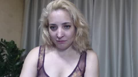 Snapshot of ohsweetmari chatting on 06.09.26 Mari online show from 06.09.26