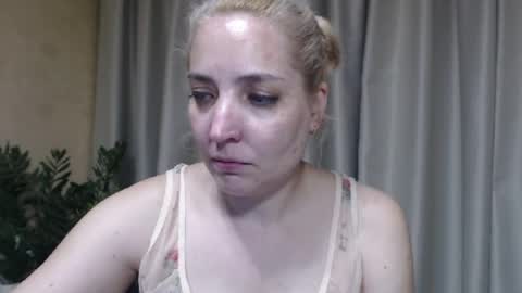 Snapshot of ohsweetmari chatting on 06.24.26 Mari online show from 06.24.26