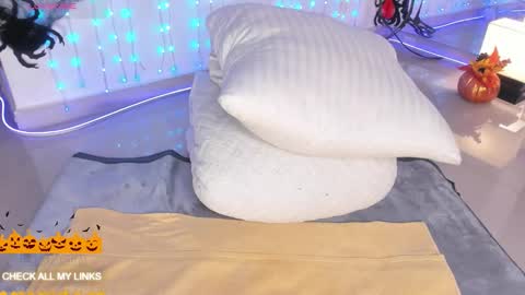 ohyesly_ online show from 10.07.25